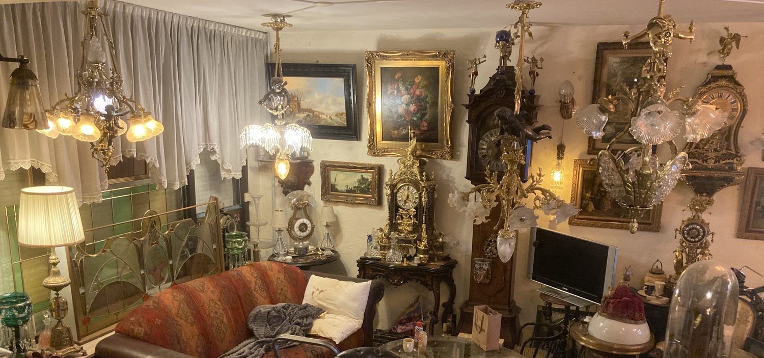 Interieur vol antiek, kunst en klokken